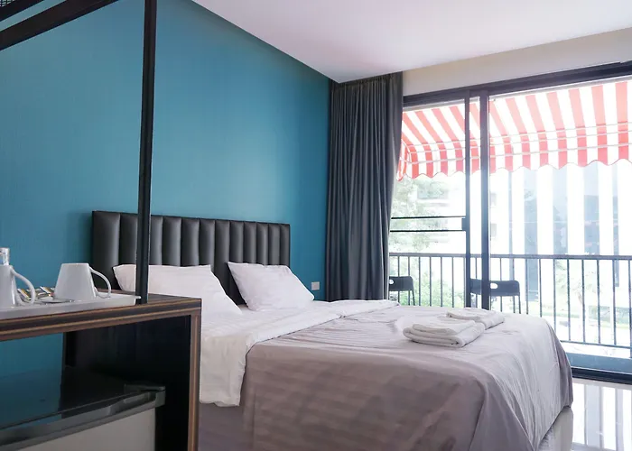 Red Door Samsen Hotel,