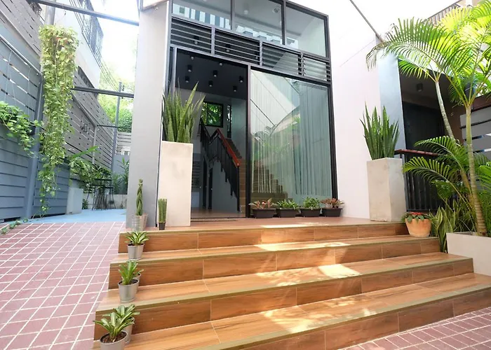 Red Door Samsen Hotel,