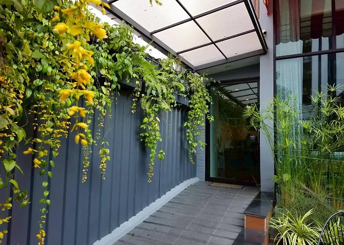 Red Door Samsen Hotel, 3*